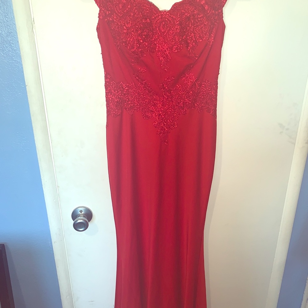 Red long dress. Prefect for quinces, weddings,prom